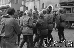 1989, Warszawa, Polska.
Plac Zamkowy.
Fot. Artur Polit, zbiory Fundacji Ośrodka KARTA1989, Warszawa, Polska.
Demonstracja niezależna, Plac Zamkowy, n/z interwencja milicji.
Fot. Artur Polit, zbiory Fundacji Ośrodka KARTA