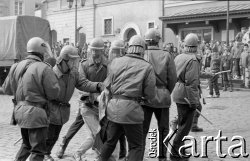 1989, Warszawa, Polska.
Plac Zamkowy.
Fot. Artur Polit, zbiory Fundacji Ośrodka KARTA1989, Warszawa, Polska.
Demonstracja niezależna, Plac Zamkowy, n/z interwencja milicji.
Fot. Artur Polit, zbiory Fundacji Ośrodka KARTA