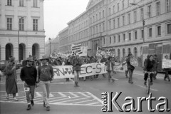 1989-1990, Warszawa, Polska.
Demonstracja przeciwko budowie elektrowni atomowej w Żarnowcu, Krakowskie Przedmieście.
Fot. Artur Polit, zbiory Fundacji Ośrodka KARTA