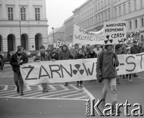 1989-1990, Warszawa, Polska.
Demonstracja przeciwko budowie elektrowni atomowej w Żarnowcu, Krakowskie Przedmieście.
Fot. Artur Polit, zbiory Fundacji Ośrodka KARTA