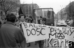 1989-1990, Warszawa, Polska.
Demonstracja przeciwko budowie elektrowni atomowej w Żarnowcu, ulica Świętokrzyska.
Fot. Artur Polit, zbiory Fundacji Ośrodka KARTA