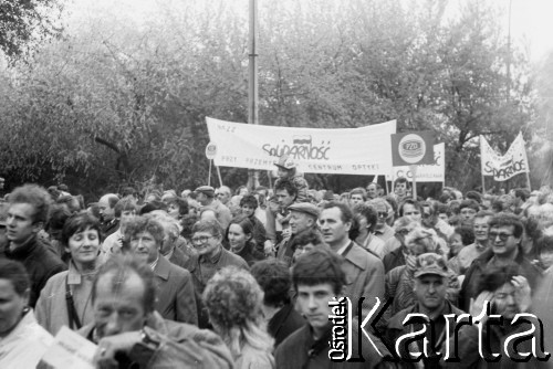 01.05.1989, Warszawa, Polska.
Niezależna manifestacja pierwszomajowa z udziałem kandydatów na posłów i senatorów z ramienia opozycji, Wybrzeże Gdańskie.
Fot. Artur Polit, zbiory Fundacji Ośrodka KARTA