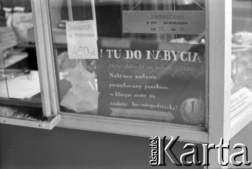 1990, Warszawa, Polska.
Kiosk przy Hali Marymonckiej.
Fot. Artur Polit, zbiory Fundacji Ośrodka KARTA