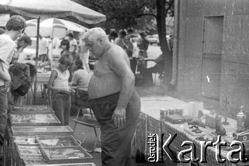 1990, Warszawa, Polska.
Bazar na ulicy Wolumen.
Fot. Artur Polit, zbiory Fundacji Ośrodka KARTA