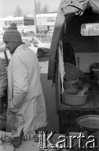 1990, Warszawa, Polska.
Bazarek na Broniewskiego, n/z sprzedaż mięsa z samochodu.
Fot. Artur Polit, zbiory Fundacji Ośrodka KARTA