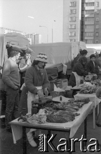 1990, Warszawa, Polska.
Bazarek na Broniewskiego, n/z sprzedaż mięsa z samochodu.
Fot. Artur Polit, zbiory Fundacji Ośrodka KARTA