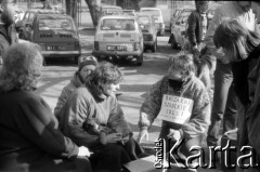 1989-1990, Warszawa, Polska.
Bazar przed Stadionem RKS Skra, n/z handel zwierzętami.
Fot. Artur Polit, zbiory Fundacji Ośrodka KARTA