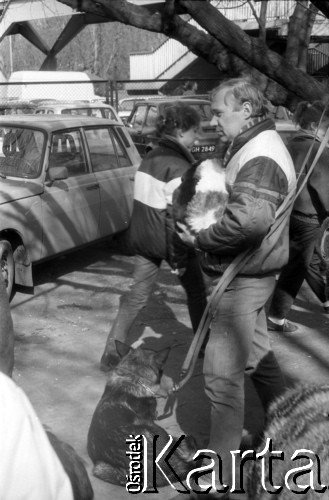 1989-1990, Warszawa, Polska.
Bazar przed Stadionem RKS Skra, n/z handel zwierzętami.
Fot. Artur Polit, zbiory Fundacji Ośrodka KARTA