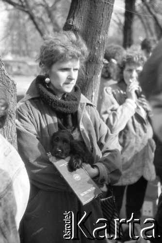 1989-1990, Warszawa, Polska.
Bazar przed Stadionem RKS Skra, n/z handel zwierzętami.
Fot. Artur Polit, zbiory Fundacji Ośrodka KARTA