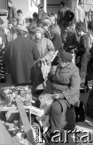 1989-1990, Warszawa, Polska.
Bazar przed Stadionem RKS Skra.
Fot. Artur Polit, zbiory Fundacji Ośrodka KARTA