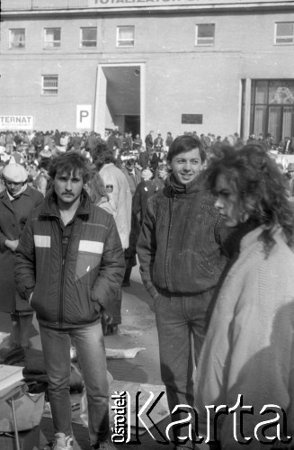 1989-1990, Warszawa, Polska.
Bazar przed Stadionem RKS Skra.
Fot. Artur Polit, zbiory Fundacji Ośrodka KARTA