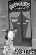 1990, Warszawa, Polska.
Pierwszy Sexshop na Żoliborzu przy ul. Marymonckiej.
Fot. Artur Polit, zbiory Fundacji Ośrodka KARTA