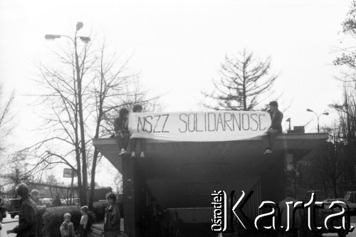 1988, Warszawa-Ursus, Polska.
Przejście podziemne w Ursusie, transparent NZSS Solidarność.
Fot. Artur Polit, zbiory Fundacji Ośrodka KARTA