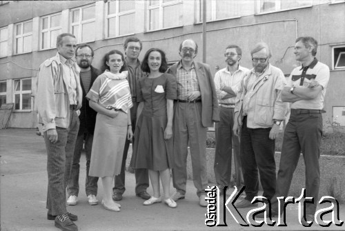 1990, Warszawa, Polska.
Kampania wyborcza przed wyborami samorządowymi, m.in. do rady dzielnicy Warszawa-Żoliborz, n/z Joanna Fabisiak (3L), Piotr Cymarman (4P).
Fot. Artur Polit, zbiory Fundacji Ośrodka KARTA