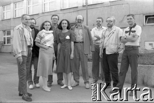 1990, Warszawa, Polska.
Kampania wyborcza przed wyborami samorządowymi, m.in. do rady dzielnicy Warszawa-Żoliborz, n/z Joanna Fabisiak (3L), Piotr Cymarman (4P).
Fot. Artur Polit, zbiory Fundacji Ośrodka KARTA