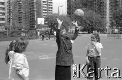 1990, Warszawa, Polska.
Kampania wyborcza przed wyborami samorządowymi, m.in. do rady dzielnicy Warszawa-Żoliborz, n/z Alina Janowska - późniejsza przewodnicząca.
Fot. Artur Polit, zbiory Fundacji Ośrodka KARTA