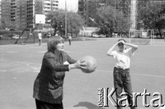 1990, Warszawa, Polska.
Kampania wyborcza przed wyborami samorządowymi, m.in. do rady dzielnicy Warszawa-Żoliborz, n/z Alina Janowska - późniejsza przewodnicząca.
Fot. Artur Polit, zbiory Fundacji Ośrodka KARTA