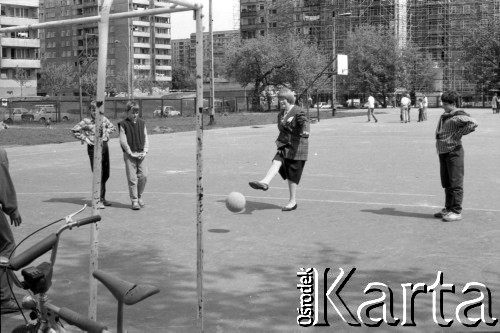 1990, Warszawa, Polska.
Kampania wyborcza przed wyborami samorządowymi, m.in. do rady dzielnicy Warszawa-Żoliborz, n/z Alina Janowska - późniejsza przewodnicząca.
Fot. Artur Polit, zbiory Fundacji Ośrodka KARTA