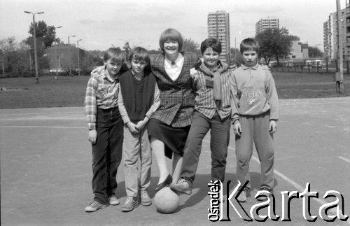 1990, Warszawa, Polska.
Kampania wyborcza przed wyborami samorządowymi, m.in. do rady dzielnicy Warszawa-Żoliborz, n/z Alina Janowska - późniejsza przewodnicząca.
Fot. Artur Polit, zbiory Fundacji Ośrodka KARTA