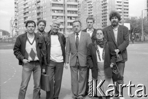 1990, Warszawa, Polska.
Kampania wyborcza przed wyborami samorządowymi, m.in. do rady dzielnicy Warszawa-Żoliborz, n/z Józef Menes (1L), p. Sobieraj (2L), Adam Friedrich (1P).
Fot. Artur Polit, zbiory Fundacji Ośrodka KARTA