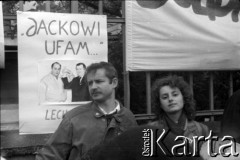 1989, Warszawa, Polska.
Kampania przed wyborami parlamentarnymi, zbieranie podpisów poparcia dla kandydatów Komitetu Obywatelskiego przed kościołem św. Stanisława Kostki.
Fot. Artur Polit, zbiory Fundacji Ośrodka KARTA