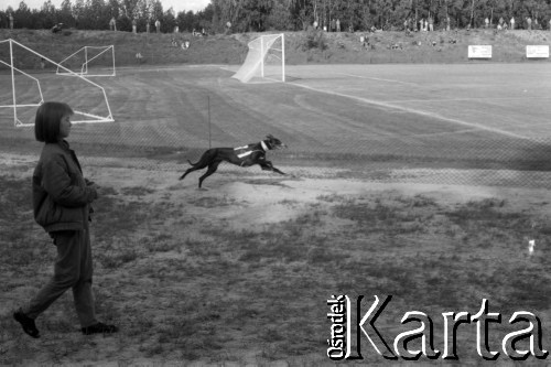 1990, Warszawa, Polska.
Wyścigi psów na stadionie Hutnika, Bielany.
Fot. Artur Polit, zbiory Fundacji Ośrodka KARTA