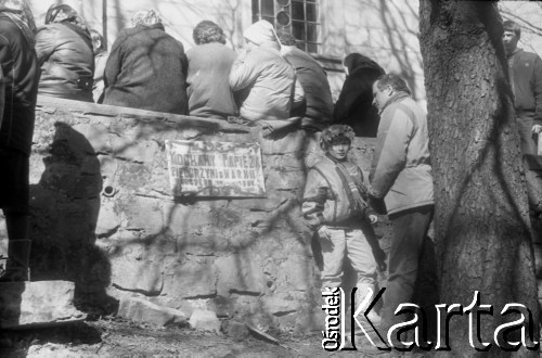 1988, Kalwaria Zebrzydowska, Polska.
Pielgrzymi w Sanktuarium Pasyjno-Maryjnym w Kalwarii Zebrzydowskiej.
Fot. Artur Polit, zbiory Fundacji Ośrodka KARTA