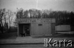 1980-1982, Warszawa, Polska.
Osiedle Zatrasie, warzywniak przy ul. Gąbińskiej.
Fot. Artur Polit, zbiory Fundacji Ośrodka KARTA