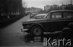 1980-1982, Warszawa, Polska.
Osiedle Zatrasie przy ul. Gąbińskiej, samochód Wołga.
Fot. Artur Polit, zbiory Fundacji Ośrodka KARTA