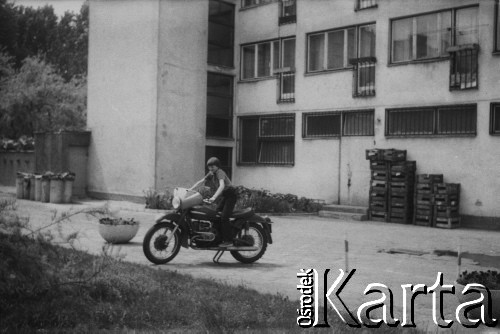 1980-1982, Warszawa, Polska.
Budynek przy ul. Broniewskiego, n/z Marek Krykiel.
Fot. Artur Polit, zbiory Fundacji Ośrodka KARTA