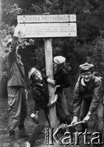 1982-1983, Puszcza Kampinoska, Polska.
254 Warszawska Drużyna Harcerska „Matecznik” im. Janka Bytnara „Rudego”, hufiec Warszawa Żoliborz.
Fot. Artur Polit, zbiory Fundacji Ośrodka KARTA