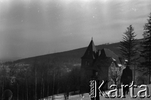 1984, Świeradów-Zdrój, Polska.
Wyjazd zimowy LX Liceum Ogólnokształcącego im. Wojciecha Górskiego, n/z willa Świeradówka.
Fot. Artur Polit, zbiory Fundacji Ośrodka KARTA