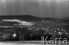 1984, Świeradów-Zdrój, Polska.
Wyjazd zimowy LX Liceum Ogólnokształcącego im. Wojciecha Górskiego, widok na Świeradów.
Fot. Artur Polit, zbiory Fundacji Ośrodka KARTA