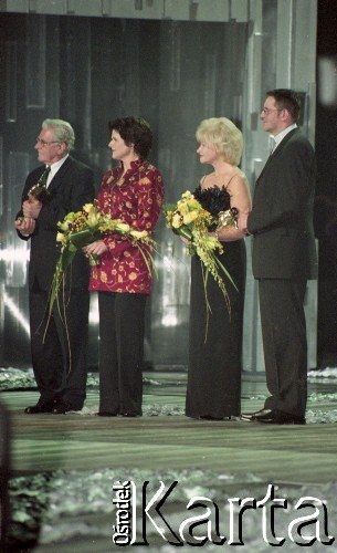 03.03.2003, Warszawa, Polska.
Gala Nagród Akademii Telewizyjnej Wiktory 2002 w Teatrze Wielkim, n/z od prawej Arkadiusz Nowak, Krystyna Loska, Alicja Resich-Modlińska, Wiesław Gołas.
Fot. Artur Polit, zbiory Fundacji Ośrodka KARTA