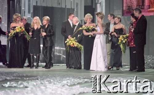 03.03.2003, Warszawa, Polska.
Gala Nagród Akademii Telewizyjnej Wiktory 2002 w Teatrze Wielkim, n/z od lewej Grażyna Torbicka, Krzysztof Mroziewicz, Anna Maria Jopek, Danuta Huebner, Arkadiusz Nowak, Jan Nowak-Jeziorański, Krystyna Loska, Magdalena Molek, Garou, Justyna Pochanke, Alicja Resich-Modlińska, Andrzej Fidyk.
Fot. Artur Polit, zbiory Fundacji Ośrodka KARTA