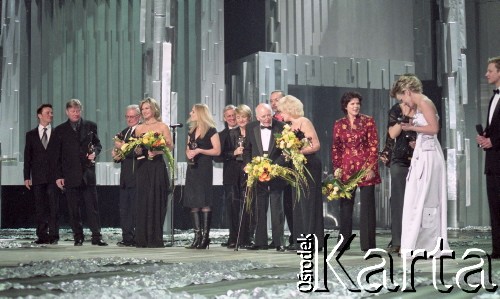 03.03.2003, Warszawa, Polska.
Gala Nagród Akademii Telewizyjnej Wiktory 2002 w Teatrze Wielkim, n/z od lewej Paweł Wilczak, Krzysztof Mroziewicz, Wiesław Gołas, Grażyna Torbicka, Anna Maria Jopek, Jan Englert, Danuta Huebner, Jan Nowak-Jeziorański, Andrzej Fidyk, Katarzyna Loska, Alicja Resich-Modlińska, Magdalena Mołek, Maciej Stuhr.
Fot. Artur Polit, zbiory Fundacji Ośrodka KARTA