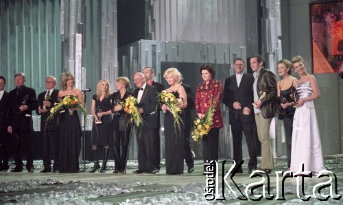 03.03.2003, Warszawa, Polska.
Gala Nagród Akademii Telewizyjnej Wiktory 2002 w Teatrze Wielkim, n/z od lewej Paweł Wilczak, Krzysztof Mroziewicz, Wiesław Gołas, Grażyna Torbicka, Anna Maria Jopek, Danuta Huebner, Jan Nowak-Jeziorański, Andrzej Fidyk, Katarzyna Loska, Alicja Resich-Modlińska, Arkadiusz Nowak, Garou.
Fot. Artur Polit, zbiory Fundacji Ośrodka KARTA