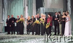 03.03.2003, Warszawa, Polska.
Gala Nagród Akademii Telewizyjnej Wiktory 2002 w Teatrze Wielkim, n/z od lewej Paweł Wilczak, Krzysztof Mroziewicz, Wiesław Gołas, Grażyna Torbicka, Anna Maria Jopek, Danuta Huebner, Jan Nowak-Jeziorański, Andrzej Fidyk, Katarzyna Loska, Alicja Resich-Modlińska, Arkadiusz Nowak, Garou, Justyna Pochanke, Magdalena Mołek.
Fot. Artur Polit, zbiory Fundacji Ośrodka KARTA