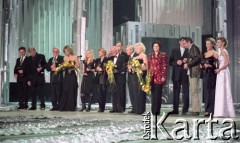 03.03.2003, Warszawa, Polska.
Gala Nagród Akademii Telewizyjnej Wiktory 2002 w Teatrze Wielkim, n/z od lewej Paweł Wilczak, Krzysztof Mroziewicz, Wiesław Gołas, Grażyna Torbicka, Anna Maria Jopek, Danuta Huebner, Jan Nowak-Jeziorański, Andrzej Fidyk, Jan Englert, Katarzyna Loska, Alicja Resich-Modlińska, Arkadiusz Nowak, Garou, Justyna Pochanke, Magdalena Mołek.
Fot. Artur Polit, zbiory Fundacji Ośrodka KARTA