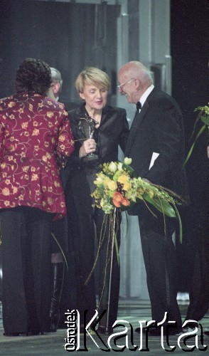 03.03.2003, Warszawa, Polska.
Gala Nagród Akademii Telewizyjnej Wiktory 2002 w Teatrze Wielkim, n/z od lewej Danuta Huebner i Jan Nowak-Jeziorański.
Fot. Artur Polit, zbiory Fundacji Ośrodka KARTA