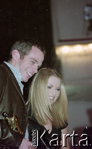 03.03.2003, Warszawa, Polska.
Gala Nagród Akademii Telewizyjnej Wiktory 2002 w Teatrze Wielkim, n/z od lewej Pierre Garand Garou, Anna Maria Jopek.
Fot. Artur Polit, zbiory Fundacji Ośrodka KARTA