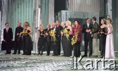 03.03.2003, Warszawa, Polska.
Gala Nagród Akademii Telewizyjnej Wiktory 2002 w Teatrze Wielkim, n/z od lewej Paweł Wilczak, Krzysztof Mroziewicz, Wiesław Gołas, Grażyna Torbicka, Anna Maria Jopek, Danuta Huebner, Jan Nowak-Jeziorański, Andrzej Fidyk, Jan Englert, Katarzyna Loska, Alicja Resich-Modlińska, Arkadiusz Nowak, Garou, Justyna Pochanke, Magdalena Mołek.
Fot. Artur Polit, zbiory Fundacji Ośrodka KARTA