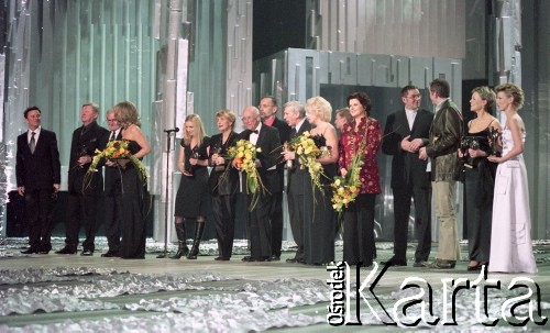 03.03.2003, Warszawa, Polska.
Gala Nagród Akademii Telewizyjnej Wiktory 2002 w Teatrze Wielkim, n/z od lewej Paweł Wilczak, Krzysztof Mroziewicz, Wiesław Gołas, Grażyna Torbicka, Anna Maria Jopek, Danuta Huebner, Jan Nowak-Jeziorański, Andrzej Fidyk, Jan Englert, Katarzyna Loska, Alicja Resich-Modlińska, Arkadiusz Nowak, Garou, Justyna Pochanke, Magdalena Mołek.
Fot. Artur Polit, zbiory Fundacji Ośrodka KARTA