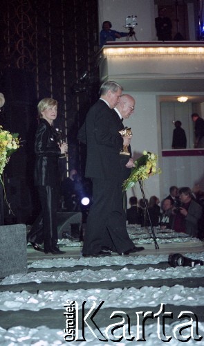 03.03.2003, Warszawa, Polska.
Gala Nagród Akademii Telewizyjnej Wiktory 2002 w Teatrze Wielkim, n/z od lewej Danuta Huebner, Jan Englert, Jan Nowak-Jeziorański.
Fot. Artur Polit, zbiory Fundacji Ośrodka KARTA