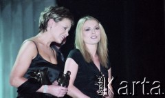 03.03.2003, Warszawa, Polska.
Gala Nagród Akademii Telewizyjnej Wiktory 2002 w Teatrze Wielkim, n/z od lewej Justyna Pochanke, Anna Maria Jopek.
Fot. Artur Polit, zbiory Fundacji Ośrodka KARTA