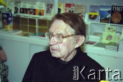 05.2000, Warszawa, Polska.
45 Międzynarodowe Targi Książki, n/z ks. Jan Twardowski.
Fot. Artur Polit, zbiory Fundacji Ośrodka KARTA