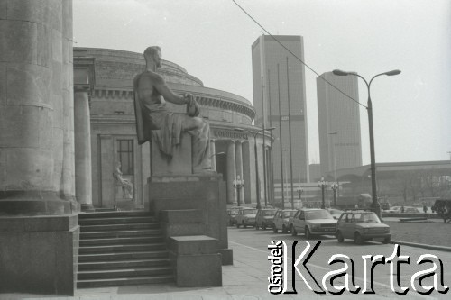 1990, Warszawa, Polska.
Pałac Kultury i Nauki, pawilon północno-zachodni, siedzący robotnik trzymający łożysko.
Fot. Artur Polit, zbiory Fundacji Ośrodka KARTA