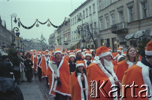 2000, Warszawa, Polska.
Ul. Nowy Świat, pochód reklamowy sieci komórkowej Idea.
Fot. Artur Polit, zbiory Fundacji Ośrodka KARTA