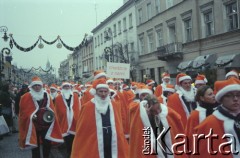 2000, Warszawa, Polska.
Ul. Nowy Świat, pochód reklamowy sieci komórkowej Idea.
Fot. Artur Polit, zbiory Fundacji Ośrodka KARTA