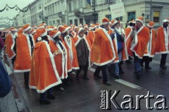 2000, Warszawa, Polska.
Ul. Nowy Świat, pochód reklamowy sieci komórkowej Idea.
Fot. Artur Polit, zbiory Fundacji Ośrodka KARTA